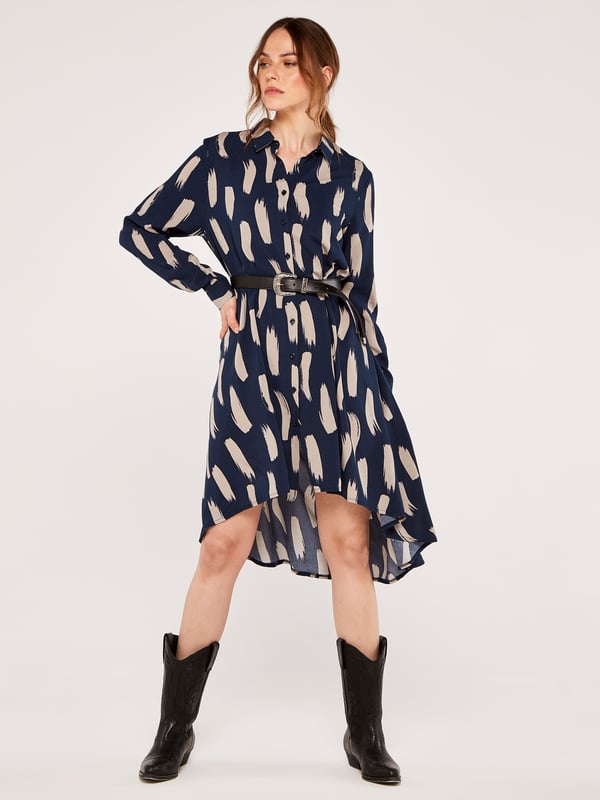 Das Hemdblusenkleid von APRICOT ist ein cooles Kleid das uns hauptsächlich durch die bequeme Ware und unkomplizierte Schnittführung überzeugt. Abgerundet wird das Modell durch den modischen Pinselstrich-Druck. Die asymmetrische Schnittführung sorgt dabei gekonnt für einen Wow-Look. Ein must-have das aufregend aussieht und dabei herrlich bequem ist.
