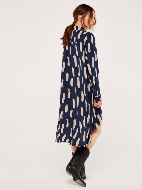 Das Hemdblusenkleid von APRICOT ist ein cooles Kleid das uns hauptsächlich durch die bequeme Ware und unkomplizierte Schnittführung überzeugt. Abgerundet wird das Modell durch den modischen Pinselstrich-Druck. Die asymmetrische Schnittführung sorgt dabei gekonnt für einen Wow-Look. Ein must-have das aufregend aussieht und dabei herrlich bequem ist.