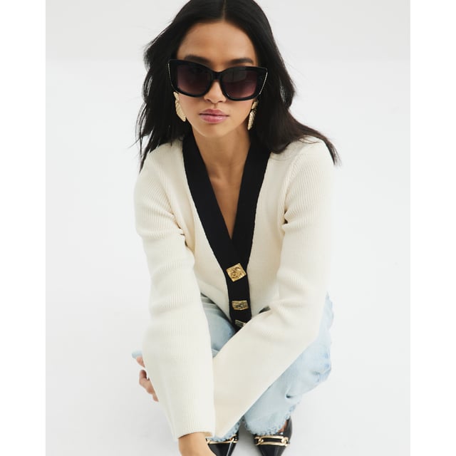 Plastic frame, Mid sized chain, Cat eye shapedAbout the brandFASHION IS OUR DNARiver Island is an icon of the British high street. Inspired by the latest trends and our heritage style archives, we've been serving style and leading trends for over sixty years.We make fashion for real people with real lives, who want to look real good. Because life's a celebration - let's dress for it.