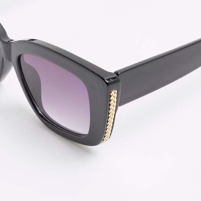 Plastic frame, Mid sized chain, Cat eye shapedAbout the brandFASHION IS OUR DNARiver Island is an icon of the British high street. Inspired by the latest trends and our heritage style archives, we've been serving style and leading trends for over sixty years.We make fashion for real people with real lives, who want to look real good. Because life's a celebration - let's dress for it.
