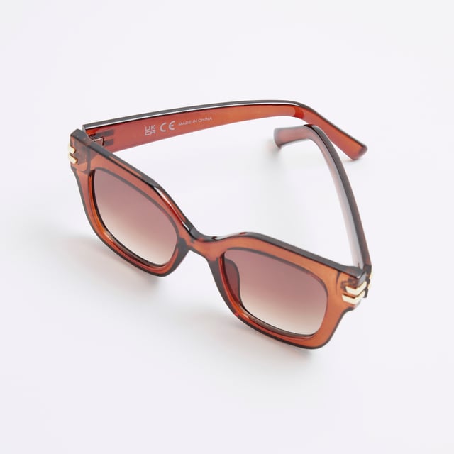 Plastic frame, Cat eye shaped, Hinge detail, Tinted lensesAbout the brandFASHION IS OUR DNARiver Island is an icon of the British high street. Inspired by the latest trends and our heritage style archives, we've been serving style and leading trends for over sixty years.We make fashion for real people with real lives, who want to look real good. Because life's a celebration - let's dress for it.
