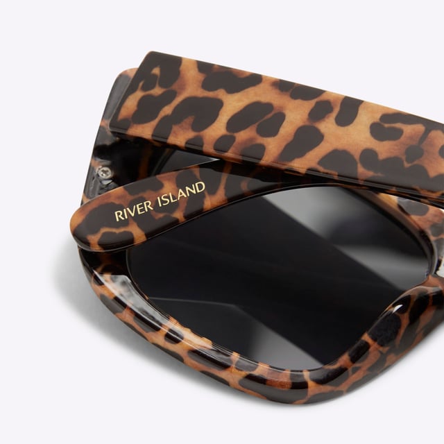 River Island Womens Beige Leopard Mid Size Chain Metal Sunglasses Leopard print, Metal framed, Mid size chain, Cat eye shaped, Tinted lensesAbout the brandFASHION IS OUR DNARiver Island is an icon of the British high street. Inspired by the latest trends and our heritage style archives, we've been serving style and leading trends for over sixty years.We make fashion for real people with real lives, who want to look real good. Because life's a celebration - let's dress for it.