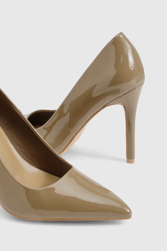 We'll make sure your shoes keep you one stylish step ahead of the crowdWhether you're keeping it simple in sliders, living the high life in heels or joining the fash pack in flatforms, you'll be heading to shoe heaven with our fashion-forward footwear collection. Boots are your day-to-night bestfriend, giving a floral dress&nbsp;that tough twist - add a biker jacket for even more attitude. Find your summer feet in jelly sandals and enjoy balmy nights in block heels.