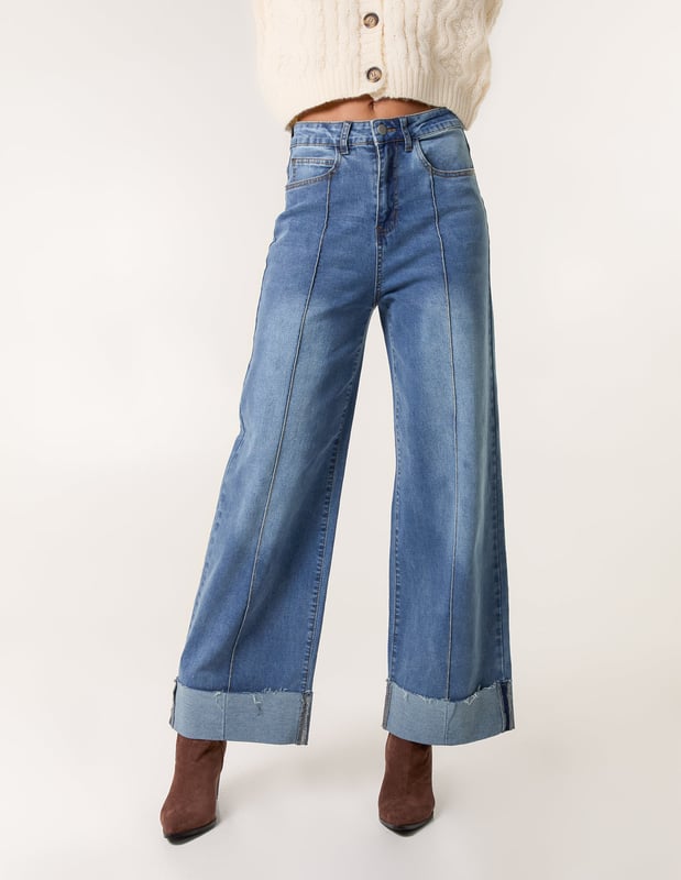 Create a retro-inspired look in seconds wearing these denim flared jeans. Dress these trendy trousers up or down depending on the occasion.