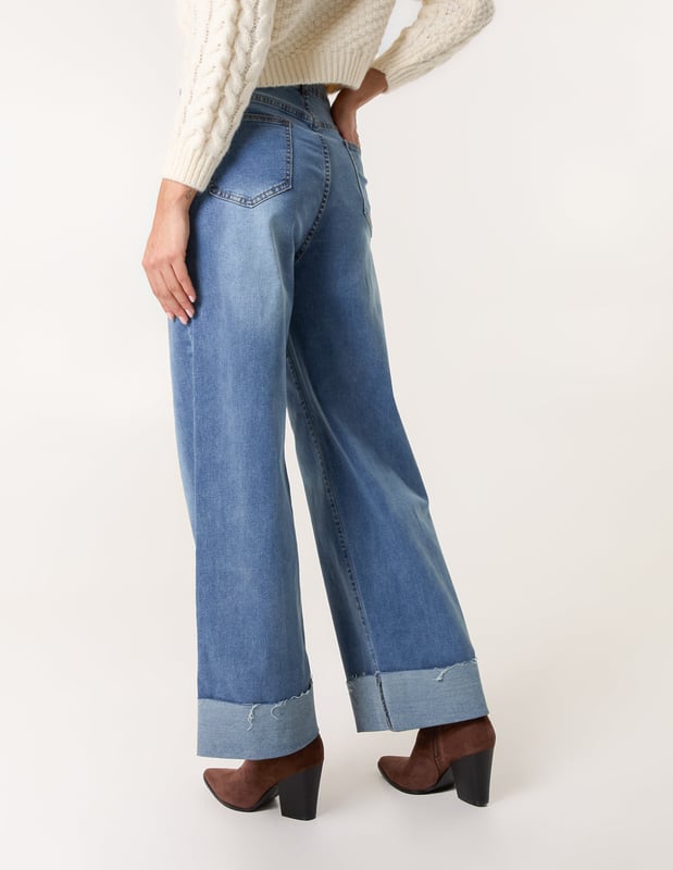 Create a retro-inspired look in seconds wearing these denim flared jeans. Dress these trendy trousers up or down depending on the occasion.