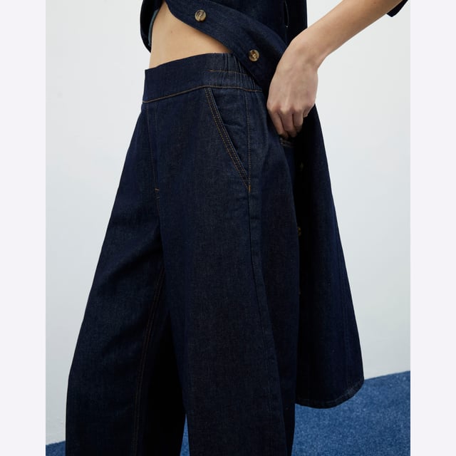 Denim fabric, Barrel leg, Pockets, Elasticated waistbandAbout the brandFASHION IS OUR DNARiver Island is an icon of the British high street. Inspired by the latest trends and our heritage style archives, we've been serving style and leading trends for over sixty years.We make fashion for real people with real lives, who want to look real good. Because life's a celebration - let's dress for it.