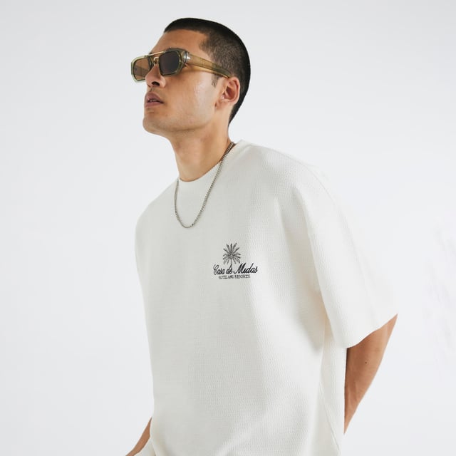 Oversized fit, Crew neck, Casa patch print, Textured, Short sleeves, LightweightAbout the brandFASHION IS OUR DNARiver Island is an icon of the British high street. Inspired by the latest trends and our heritage style archives, we've been serving style and leading trends for over sixty years.We make fashion for real people with real lives, who want to look real good. Because life's a celebration - let's dress for it.