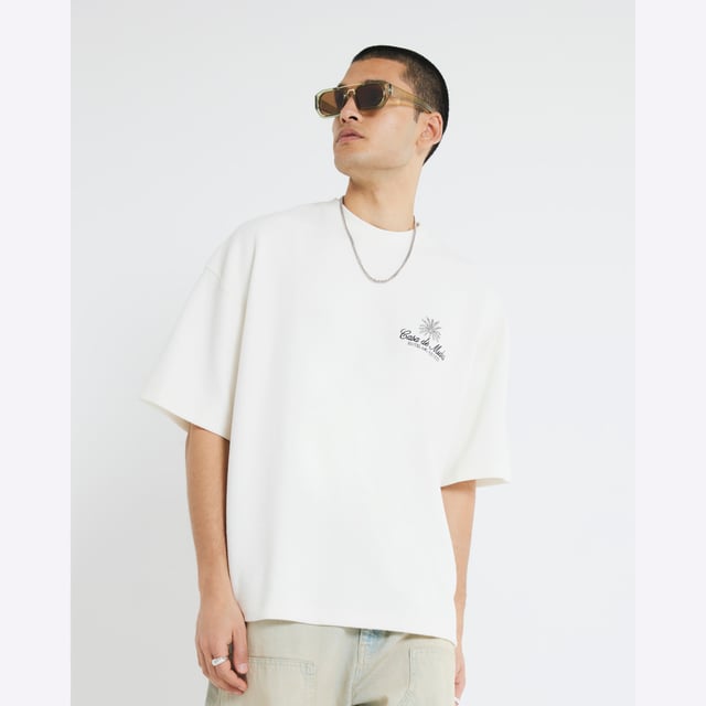 Oversized fit, Crew neck, Casa patch print, Textured, Short sleeves, LightweightAbout the brandFASHION IS OUR DNARiver Island is an icon of the British high street. Inspired by the latest trends and our heritage style archives, we've been serving style and leading trends for over sixty years.We make fashion for real people with real lives, who want to look real good. Because life's a celebration - let's dress for it.