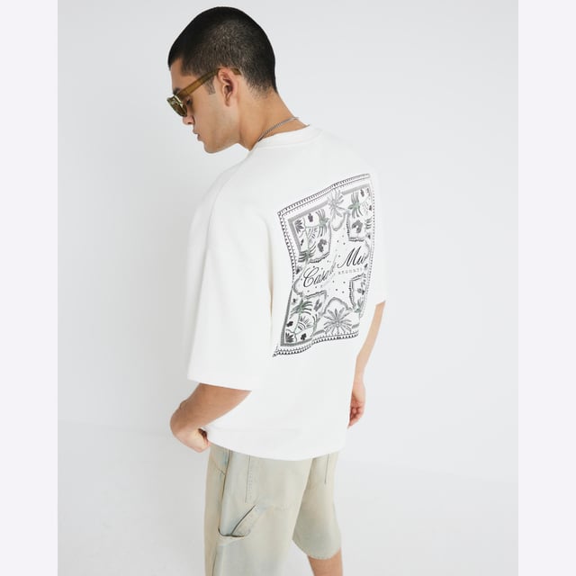 Oversized fit, Crew neck, Casa patch print, Textured, Short sleeves, LightweightAbout the brandFASHION IS OUR DNARiver Island is an icon of the British high street. Inspired by the latest trends and our heritage style archives, we've been serving style and leading trends for over sixty years.We make fashion for real people with real lives, who want to look real good. Because life's a celebration - let's dress for it.
