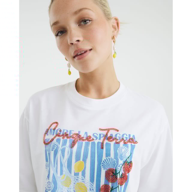 River Island Womens T-shirt White Short Sleeve Embellished Crab Crew neckline, Short sleeves, Crab graphic print, BeadingAbout the brandFASHION IS OUR DNARiver Island is an icon of the British high street. Inspired by the latest trends and our heritage style archives, we've been serving style and leading trends for over sixty years.We make fashion for real people with real lives, who want to look real good. Because life's a celebration - let's dress for it.