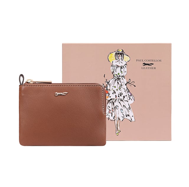 Coin pouch adorned with a sleek brand logo pin on the front, combines functionality with sophisticated style. Made from soft quality leather, it offers a secure and stylish way to keep your coins organized. Presented in a beautiful gift box, it makes a perfect present for any occasion, showcasing both luxury and practicality. D:1.7cm W:14cm H:9.5cm