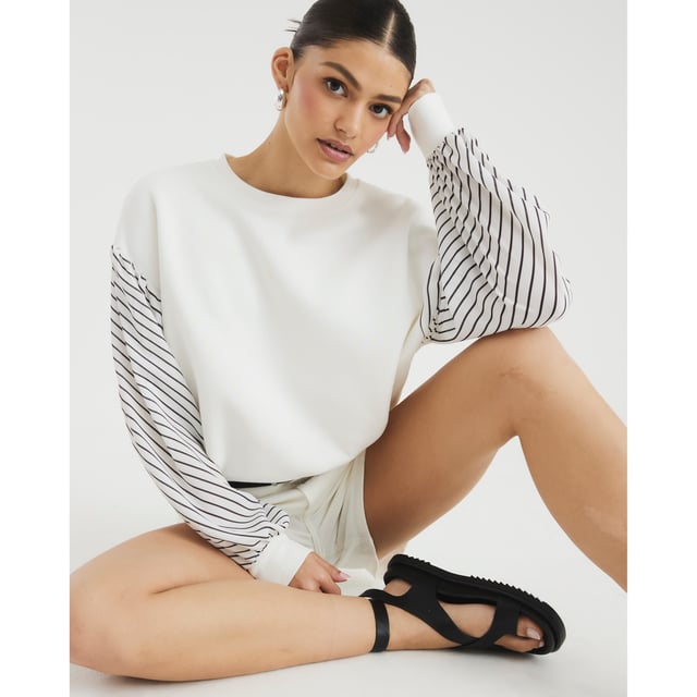 Crew neckline, Long sleeves, Striped, Hybrid fabric designAbout the brandFASHION IS OUR DNARiver Island is an icon of the British high street. Inspired by the latest trends and our heritage style archives, we've been serving style and leading trends for over sixty years.We make fashion for real people with real lives, who want to look real good. Because life's a celebration - let's dress for it.