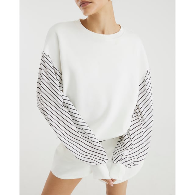 Crew neckline, Long sleeves, Striped, Hybrid fabric designAbout the brandFASHION IS OUR DNARiver Island is an icon of the British high street. Inspired by the latest trends and our heritage style archives, we've been serving style and leading trends for over sixty years.We make fashion for real people with real lives, who want to look real good. Because life's a celebration - let's dress for it.
