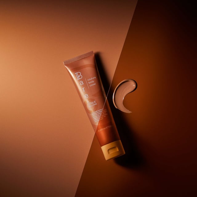 Achieve flawless, radiant skin with Bare by Vogue’s Couture Body Cover, the ultimate body makeup solution. Say goodbye to uneven skin tones and imperfections and hello to a smooth, bronzed finish. This revolutionary body cover is your secret to a flawless look. Enriched with Caffeine for firmer skin and Hyaluronic Acid for all-day hydration, it’s a luxurious addition to your beauty routine. To apply, use a mitt and blend in circular motions for the best results.