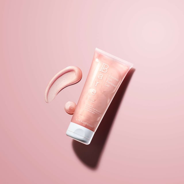 Transform your tanning routine with Bare by Vogue Express Tan Removal Gel. This innovative gel removes self-tan effortlessly without harsh scrubbing, making it easy to achieve a fresh start. Its luxurious pink shimmering formula is enriched with Aloe Vera and Glycerin for deep hydration, leaving your skin soft and smooth. Infused with a delightful fruity scent, this gel turns a mundane chore into a pampering experience. Simply apply, wait 5 minutes, and rinse with warm water for beautifully clean skin. For stubborn areas, enhance results with our exfoliating mitt.