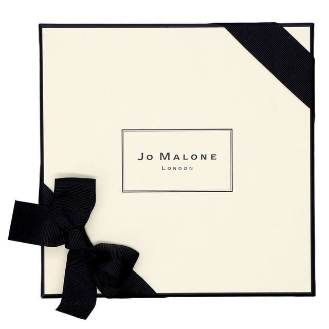 Jo Malone Myrrh & Tonka Luxury Candle 200g - Long Lasting Ambiance Experience the enchanting aroma of Jo Malone Myrrh & Tonka Candle, an exquisite amber fragrance that was launched in 2016. This luxurious candle features a soothing top note of Lavender, harmoniously blended with the warm essence of Omumbiri Myrrh at its heart. The base of Tonka Bean adds a rich and comforting finish, creating a serene atmosphere in any space. With a burn time of up to 45 hours, this elegantly designed candle measures H9.2 x W7.5cm. Please note that packaging may vary, and matches are not included.