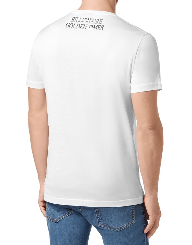 Unas cuantas monedas laminadas y las letras de la marca están estampadas en la parte frontal de esta camiseta de jersey de algodón. Una frase llamativa se aparece en el canesú. Cuello en punto de canalé. Puños y borde inferior con pespunte doble. Borde inferior con dos aberturas laterales.