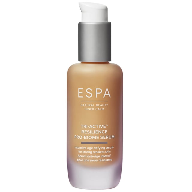 A clinically proven serum, with pre and probiotic technology, Peony and microalgae to help defend against skin stressors. Skin tone is visibly more even and radiance enhanced while elasticity and firmness appear improved. Irish Moss Seawood holds strong anti-bacterial properties, working to decongest the skin, whilst Neroli replenishes for beautifully soft, supple skin.Suitable for vegetarians.Gluten-free.Pregnancy safe.Boost skin strength and vitality.To use: After cleansing and toning, use 1-2 drops morning and evening. Apply to fingertips and press gently onto face, neck and décolleté. > to translate in English