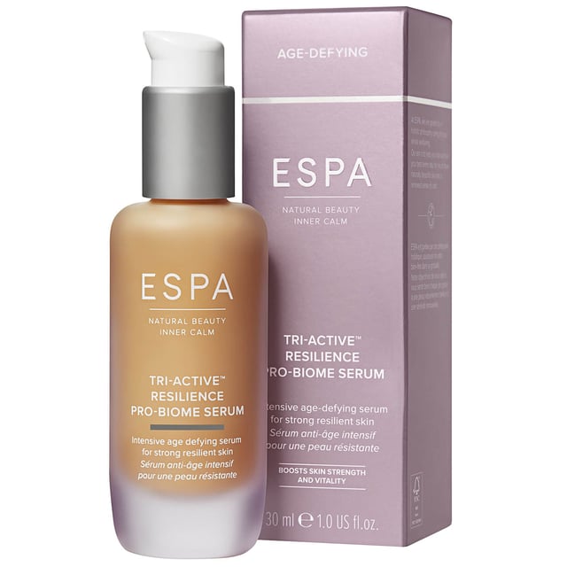 A clinically proven serum, with pre and probiotic technology, Peony and microalgae to help defend against skin stressors. Skin tone is visibly more even and radiance enhanced while elasticity and firmness appear improved. Irish Moss Seawood holds strong anti-bacterial properties, working to decongest the skin, whilst Neroli replenishes for beautifully soft, supple skin.Suitable for vegetarians.Gluten-free.Pregnancy safe.Boost skin strength and vitality.To use: After cleansing and toning, use 1-2 drops morning and evening. Apply to fingertips and press gently onto face, neck and décolleté. > to translate in English