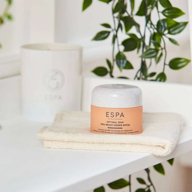 Transform dry, dull skin into a radiant complexion with the ESPA Optimal Skin Pro-Moisturiser SPF30. This lightweight, hydrating formula quenches thirsty skin and provides essential sun protection with SPF30. Infused with sweet orange, neroli, and bergamot essential oils, it delivers nutrients that leave your skin feeling soft and revitalized. Suitable for all skin types, this non-greasy moisturiser absorbs quickly, ensuring your skin looks balanced and glowing. Key ingredients like Omega & Vitamin Complex and Resurrection Plant enhance hydration and promote a youthful appearance.