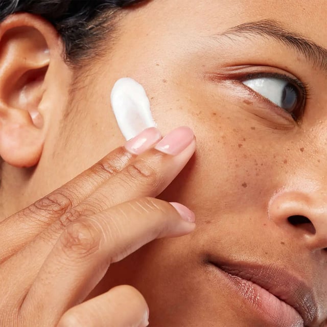 Transform dry, dull skin into a radiant complexion with the ESPA Optimal Skin Pro-Moisturiser SPF30. This lightweight, hydrating formula quenches thirsty skin and provides essential sun protection with SPF30. Infused with sweet orange, neroli, and bergamot essential oils, it delivers nutrients that leave your skin feeling soft and revitalized. Suitable for all skin types, this non-greasy moisturiser absorbs quickly, ensuring your skin looks balanced and glowing. Key ingredients like Omega & Vitamin Complex and Resurrection Plant enhance hydration and promote a youthful appearance.