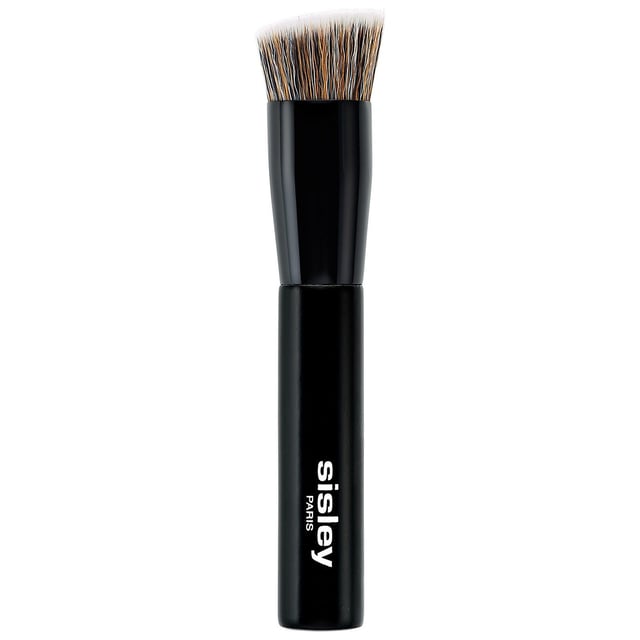 Achieve a radiant complexion with the Sisley Professional Foundation Brush. Featuring a rounded, angled head, this brush effortlessly blends and smooths all types of foundation, including powder formulations. The ultra-soft bristles ensure an even application, allowing you to create a seamless and natural look. Ideal for both beginners and makeup enthusiasts, this essential tool will elevate your makeup routine and help you achieve a flawless finish every time.