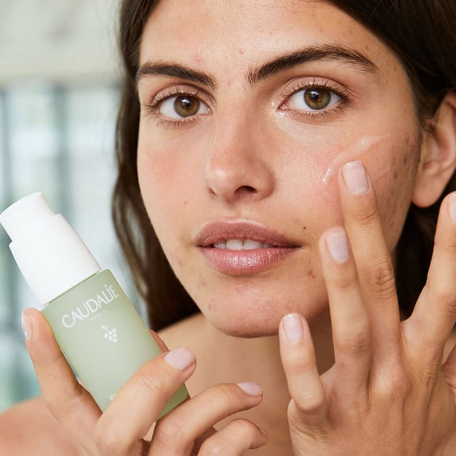 Experience clear, radiant skin with Caudalie Vinopure Blemish Control Salicylic Acid Serum. This natural solution is specially formulated for acne-prone skin, reducing redness and blemishes. Clinical tests show that 63% of users noticed a significant decrease in acne spots within just one week. Infused with 100% natural salicylic acid sourced from wintergreen leaves, it gently exfoliates and unclogs pores, while niacinamide soothes irritation and redness. Enriched with organic rose water and purifying essential oils, this serum effectively controls sebum production and fights acne bacteria. With a lightweight gel texture, it absorbs quickly for a shine-free finish, making it suitable for even the most sensitive skin. Non-comedogenic and vegan, this serum is your go-to for a clearer complexion. For optimal results, pair it with our Purifying Gel Cleanser, Purifying Toner, and Moisturising Mattifying Fluid. Join Caudalie in our commitment to the planet, as we contribute 1% of our turnover to environmental protection efforts.