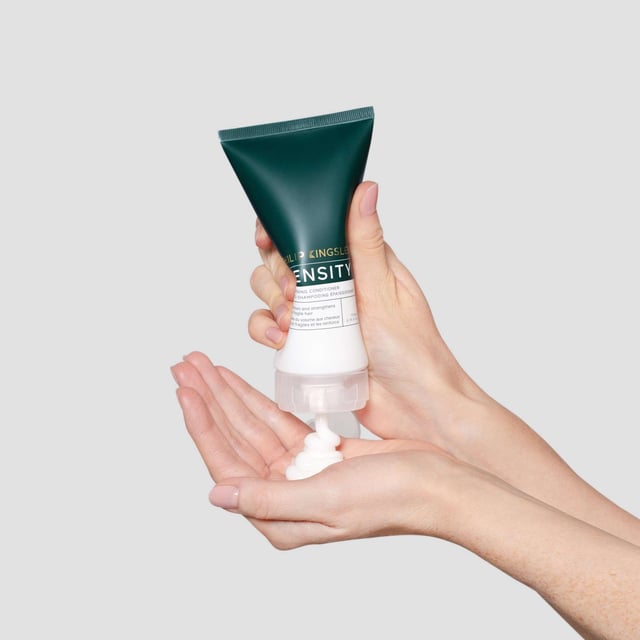 Transform your fine hair with Philip Kingsley's Density Thickening Conditioner. This advanced formula volumizes and enhances hair texture with hyper-branched polymers and Hydrolyzed Pea Peptides, increasing strand thickness while hydrating your hair. Infused with biomimetic ceramides, it repairs damaged cuticles and improves resilience. Enjoy shinier, glossier hair with reduced breakage. Ideal for regular use, apply to mid-lengths and ends after shampooing, then rinse thoroughly. Choose eco-friendly packaging made from sugarcane bioplastic and recycled materials.