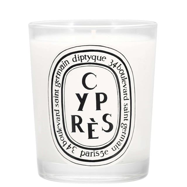Diptyque Cyprès Scented Candle - 190g of Soothing Freshness Experience the warm and comforting aroma of the Diptyque Cyprès Scented Candle. This exquisite candle features a sunny fragrance infused with cypress, delivering a soothing freshness complemented by sweet undertones. Enjoy approximately 50 hours of burn time, perfect for creating a relaxing atmosphere. For optimal performance, allow the candle to burn for 2-3 hours during its first use to ensure even melting. Remember to trim the wick regularly, keeping it at a length of 3-5mm for the best experience.