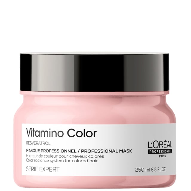 Verwandeln Sie Ihr coloriertes Haar mit der L'Oréal Professionnel Serie Expert Vitamino Color Maske, die dafür ausgelegt ist, den Glanz bis zu 6 Mal zu steigern und Ihr Haar lebendig und strahlend zu halten. Diese luxuriöse Maske ist mit Resveratrol angereichert, einem leistungsstarken Antioxidans, das Ihr Haar vor Schäden schützt. Erleben Sie die Weichheit und den Schutz, die Ihr Haar verdient. Tragen Sie die Maske einfach auf frisch gewaschenes, handtuchtrockenes Haar nach der Anwendung des Vitamino Color Shampoos auf. Lassen Sie sie nur eine Minute einwirken und spülen Sie sie dann gründlich aus für atemberaubende Ergebnisse.