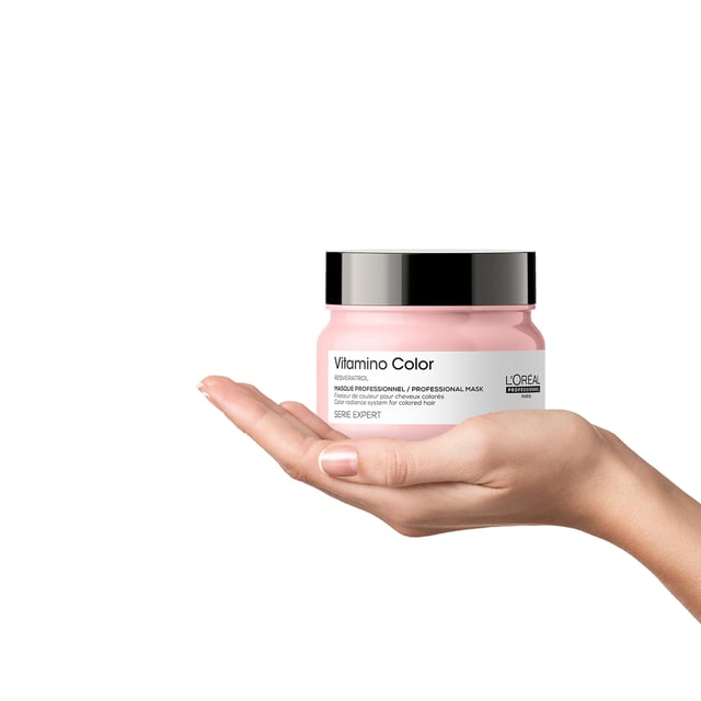 Verwandeln Sie Ihr coloriertes Haar mit der L'Oréal Professionnel Serie Expert Vitamino Color Maske, die dafür ausgelegt ist, den Glanz bis zu 6 Mal zu steigern und Ihr Haar lebendig und strahlend zu halten. Diese luxuriöse Maske ist mit Resveratrol angereichert, einem leistungsstarken Antioxidans, das Ihr Haar vor Schäden schützt. Erleben Sie die Weichheit und den Schutz, die Ihr Haar verdient. Tragen Sie die Maske einfach auf frisch gewaschenes, handtuchtrockenes Haar nach der Anwendung des Vitamino Color Shampoos auf. Lassen Sie sie nur eine Minute einwirken und spülen Sie sie dann gründlich aus für atemberaubende Ergebnisse.