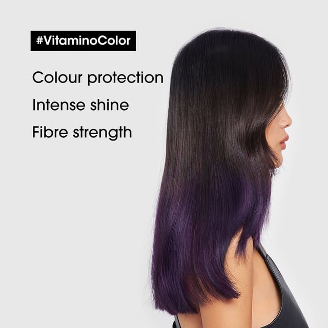 Verwandeln Sie Ihr coloriertes Haar mit der L'Oréal Professionnel Serie Expert Vitamino Color Maske, die dafür ausgelegt ist, den Glanz bis zu 6 Mal zu steigern und Ihr Haar lebendig und strahlend zu halten. Diese luxuriöse Maske ist mit Resveratrol angereichert, einem leistungsstarken Antioxidans, das Ihr Haar vor Schäden schützt. Erleben Sie die Weichheit und den Schutz, die Ihr Haar verdient. Tragen Sie die Maske einfach auf frisch gewaschenes, handtuchtrockenes Haar nach der Anwendung des Vitamino Color Shampoos auf. Lassen Sie sie nur eine Minute einwirken und spülen Sie sie dann gründlich aus für atemberaubende Ergebnisse.