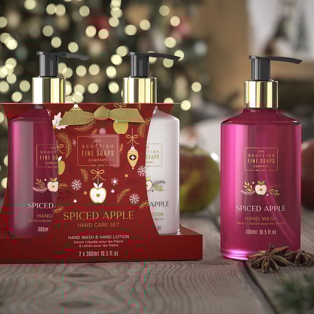 Indulge your hands with the Scottish Fine Soaps Company Spiced Apple Hand Care Set, featuring a luxurious 300ml Hand Wash and a 300ml Hand Lotion. This captivating duo is elegantly packaged in a charming card caddy, making it a perfect gift for yourself or a loved one. Infused with the comforting aroma of freshly baked apple pie and warm spices, this hand care set cleanses and hydrates your skin while leaving a delightful scent. Treat your hands to a spa-like experience every day.