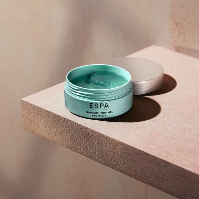 Revitalize your eyes with ESPA Isotonic Hydra Gel Eye Masks, designed to deliver instant hydration and a visibly brighter eye contour. Perfect for those who spend long hours in front of screens, battle jet lag, or simply need a pick-me-up, these eye patches are infused with our exclusive Active Nutrients Mineral + Electrolyte Complex. Key ingredients like Snow Mushroom and Spirulina work together to combat visible fatigue and soften dehydration lines. Experience the refreshing sensation of plumped skin, illuminated under eyes, and a rejuvenated appearance. With 98% natural ingredients, these masks are fragrance-free and come with hygienic tweezers for easy application. After just one use, 97% of users reported instantly hydrated skin, while 94% noticed a brighter eye area. Ideal for restoring vitality to tired eyes, these masks are your go-to solution for a fresh and youthful look.