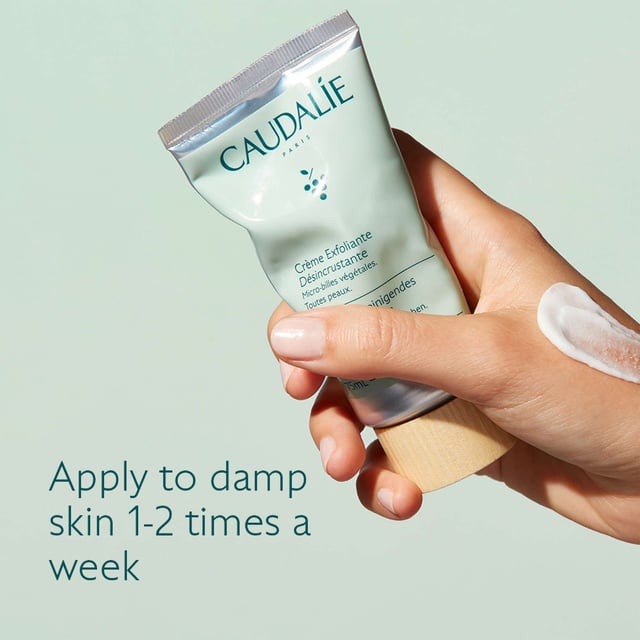 Experience the transformative power of Caudalie Vinoclean Deep Cleansing Exfoliator, designed to cleanse, exfoliate, and purify your skin. This exceptional formula features 98% natural origin ingredients, including organic grape water, refreshing menthol, and gentle volcanic sand microbeads to effectively buff away dead skin cells. Suitable for all skin types, including sensitive skin, this vegan exfoliator is free from sulphates and parabens. Enjoy a subtle scent of grapefruit, mint, and sweet orange. For best results, use once or twice a week, or mix with your cleanser.