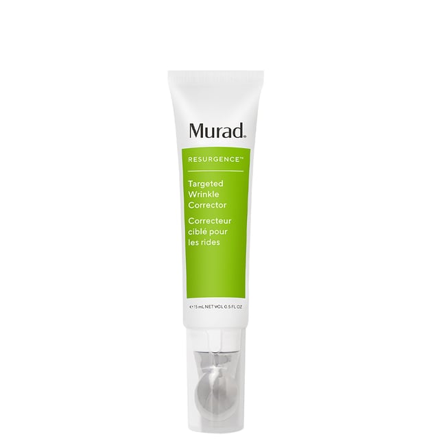 Erzielen Sie jugendlich strahlende Haut mit dem Murad Resurgence Targeted Wrinkle Corrector. Dieses fortschrittliche Serum kombiniert potente Peptide und Hyaluronsäure, um das Erscheinungsbild von Falten und feinen Linien zu verringern. Seine Formel wirkt wie ein sofortiger Filler und spendet hartnäckigen Bereichen tiefenwirksame Feuchtigkeit für ein glattes Finish. Das elastizitätsfördernde Hexapeptid hilft der Haut, sich von Mimikfalten zu erholen, während pflanzenbasiertes Squalan die Feuchtigkeit einschließt. Für die besten Ergebnisse tragen Sie das Serum morgens oder abends auf die gereinigte, trockene Haut auf und verwenden Sie den Metallapplikator, um das Serum in die Zielbereiche einzuklopfen.