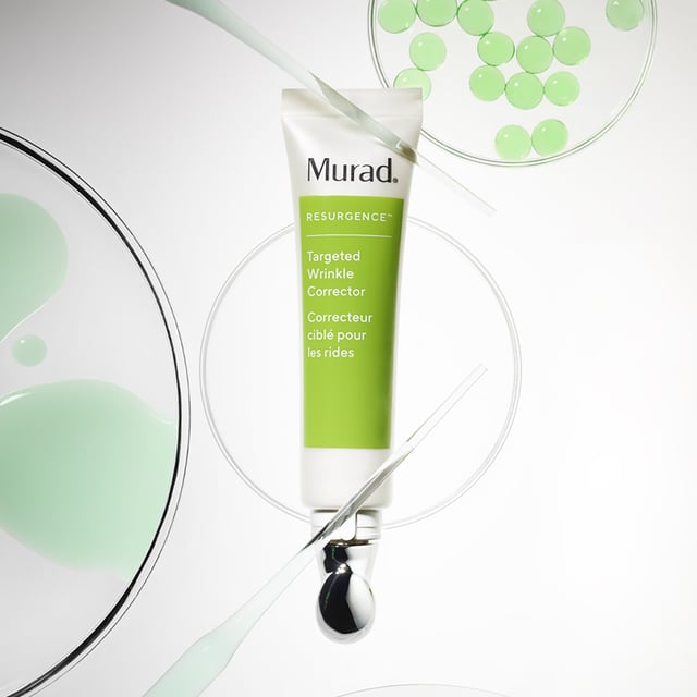 Erzielen Sie jugendlich strahlende Haut mit dem Murad Resurgence Targeted Wrinkle Corrector. Dieses fortschrittliche Serum kombiniert potente Peptide und Hyaluronsäure, um das Erscheinungsbild von Falten und feinen Linien zu verringern. Seine Formel wirkt wie ein sofortiger Filler und spendet hartnäckigen Bereichen tiefenwirksame Feuchtigkeit für ein glattes Finish. Das elastizitätsfördernde Hexapeptid hilft der Haut, sich von Mimikfalten zu erholen, während pflanzenbasiertes Squalan die Feuchtigkeit einschließt. Für die besten Ergebnisse tragen Sie das Serum morgens oder abends auf die gereinigte, trockene Haut auf und verwenden Sie den Metallapplikator, um das Serum in die Zielbereiche einzuklopfen.
