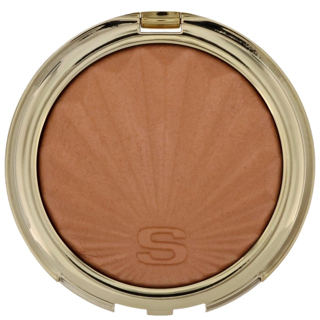Sisley Phyto-Touche Illusion d'Été Compact Sun Glow Bronzing Gel-Powder 11g Experience the beauty of sun-kissed skin with the Sisley Phyto-Touche Illusion d'Été Compact Sun Glow Bronzing Gel-Powder. This luxurious bronzing gel-powder is infused with nourishing extracts of gardenia, woodmallow, and linden blossom, providing a radiant glow with just one application. Ideal for both light and tanned skin tones, it features a unique soft focus effect that smooths and enhances your complexion with micronised pigments for a natural finish. Achieve a healthy glow by applying it to your cheekbones, forehead, shoulders, and décolleté for a sunlit look all year round.