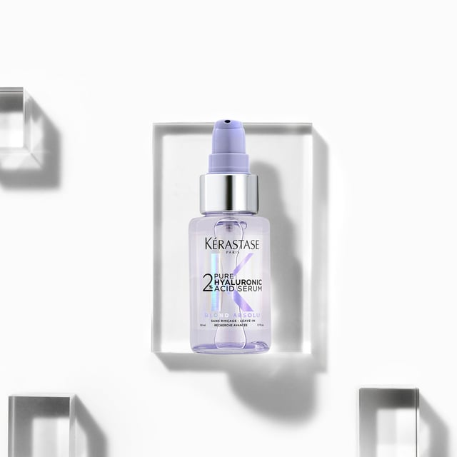 Transform your blonde hair with Kérastase Blond Absolu 2% Pure Hyaluronic Acid Serum. This hydrating serum is formulated for bleached blondes, featuring Macro and Micro Hyaluronic Acid to restore and moisturize hair and scalp. Its lightweight gel texture ensures deep hydration while respecting the scalp's barrier. For enhanced results, layer with Blond Absolu Huile Cicaextreme hair oil. Packaged in a recyclable bottle made from 20% recycled glass, Kérastase prioritizes sustainability. Experience ultimate care and hydration with Kérastase.