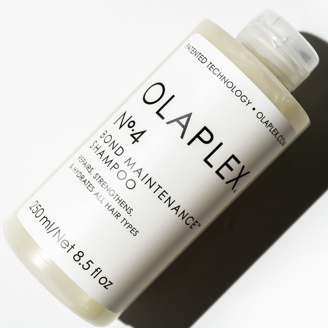 Olaplex No 4 Bond Maintenance Shampoo - Moisturizing and Strengthening Formula Discover the power of Olaplex No 4 Bond Maintenance Shampoo. This moisturizing formula is designed to leave your hair shiny and healthier with every wash. Color-safe and sulfate-free, it reduces breakage and strengthens all hair types. Key benefits include repairing hair bonds and reducing frizz. With a pH balance of 6-6.5, this shampoo is perfect for daily use. A small amount goes a long way! Apply, massage through hair, rinse, and follow with Olaplex N°5 Conditioner for best results.