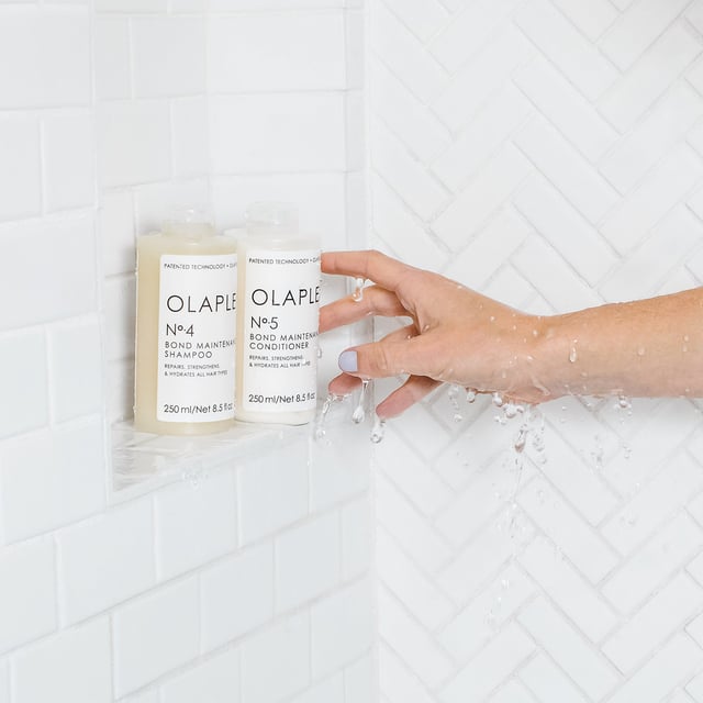 Olaplex No 4 Bond Maintenance Shampoo - Moisturizing and Strengthening Formula Discover the power of Olaplex No 4 Bond Maintenance Shampoo. This moisturizing formula is designed to leave your hair shiny and healthier with every wash. Color-safe and sulfate-free, it reduces breakage and strengthens all hair types. Key benefits include repairing hair bonds and reducing frizz. With a pH balance of 6-6.5, this shampoo is perfect for daily use. A small amount goes a long way! Apply, massage through hair, rinse, and follow with Olaplex N°5 Conditioner for best results.