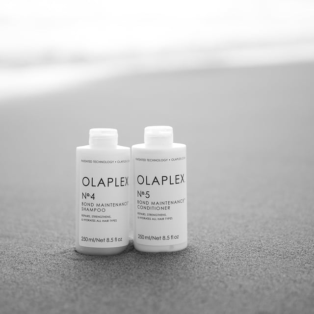 Olaplex No 4 Bond Maintenance Shampoo - Moisturizing and Strengthening Formula Discover the power of Olaplex No 4 Bond Maintenance Shampoo. This moisturizing formula is designed to leave your hair shiny and healthier with every wash. Color-safe and sulfate-free, it reduces breakage and strengthens all hair types. Key benefits include repairing hair bonds and reducing frizz. With a pH balance of 6-6.5, this shampoo is perfect for daily use. A small amount goes a long way! Apply, massage through hair, rinse, and follow with Olaplex N°5 Conditioner for best results.