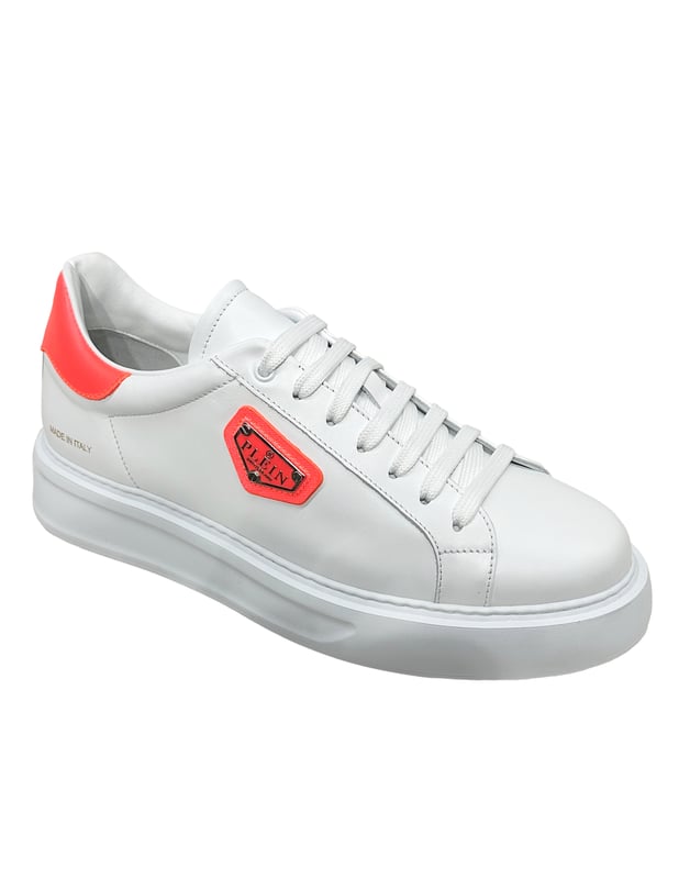 Estas zapatillas de caña baja aportan un toque refinado a los básicos del streetwear, elevando sin esfuerzo los looks informales con un toque refinado. Combínalas con pantalones ajustados o vaqueros de primera calidad para lucir una silueta limpia y segura.   Confeccionadas íntegramente en piel de ternero flexible para ofrecer una sensación de lujo por dentro y por fuera.   La placa metálica con el logotipo de la firma añade una identidad atrevida y detalles de primera calidad   El forro y la plantilla de piel suave ofrecen una comodidad duradera a cada paso   La suela ligera de EVA garantiza una facilidad y flexibilidad modernas   Un básico versátil para un estilo casual de lujo o ediciones monocromáticas mínimas