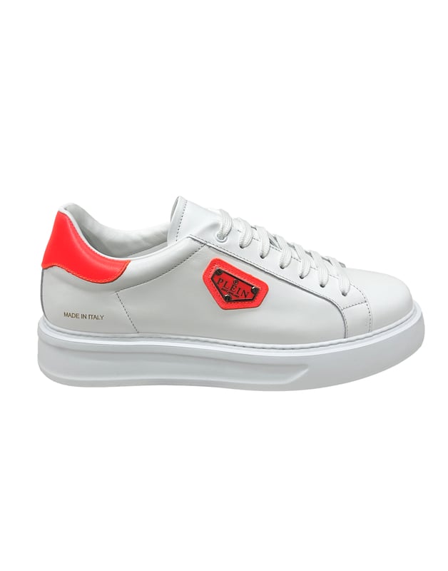 Estas zapatillas de caña baja aportan un toque refinado a los básicos del streetwear, elevando sin esfuerzo los looks informales con un toque refinado. Combínalas con pantalones ajustados o vaqueros de primera calidad para lucir una silueta limpia y segura.   Confeccionadas íntegramente en piel de ternero flexible para ofrecer una sensación de lujo por dentro y por fuera.   La placa metálica con el logotipo de la firma añade una identidad atrevida y detalles de primera calidad   El forro y la plantilla de piel suave ofrecen una comodidad duradera a cada paso   La suela ligera de EVA garantiza una facilidad y flexibilidad modernas   Un básico versátil para un estilo casual de lujo o ediciones monocromáticas mínimas