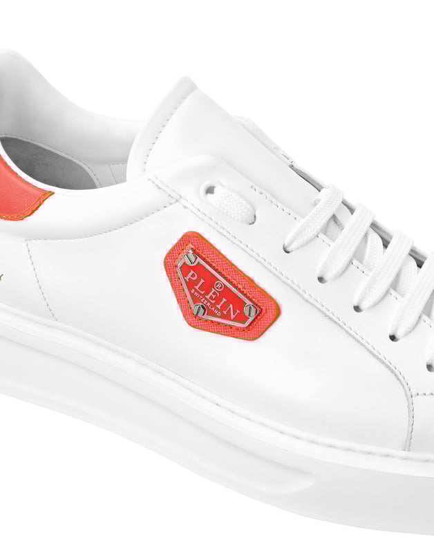 Estas zapatillas de caña baja aportan un toque refinado a los básicos del streetwear, elevando sin esfuerzo los looks informales con un toque refinado. Combínalas con pantalones ajustados o vaqueros de primera calidad para lucir una silueta limpia y segura.   Confeccionadas íntegramente en piel de ternero flexible para ofrecer una sensación de lujo por dentro y por fuera.   La placa metálica con el logotipo de la firma añade una identidad atrevida y detalles de primera calidad   El forro y la plantilla de piel suave ofrecen una comodidad duradera a cada paso   La suela ligera de EVA garantiza una facilidad y flexibilidad modernas   Un básico versátil para un estilo casual de lujo o ediciones monocromáticas mínimas