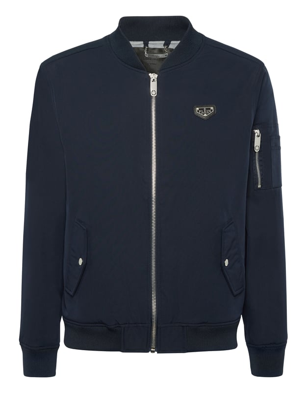 Diese Bomberjacke ist ein elegantes Essential für die Übergangszeit und besticht durch klare Linien und urbane Präzision. Stylen Sie sie über einem Hoodie und einer Jeans für eine scharfe Streetwear-Kombination oder kombinieren Sie sie mit einer maßgeschneiderten Hose für einen raffinierten Kontrast.   Minimalistische Silhouette mit charakteristischem Hexagon-Logo-Detail   Gerippte Abschlüsse verbessern Struktur und Komfort   Ärmeltasche mit Reißverschluss fügt einen funktionellen Vorteil hinzu   Leichte Konstruktion ideal für saisonale Schichten   Vielseitiges Teil für lässige und gehobene Straßenlooks