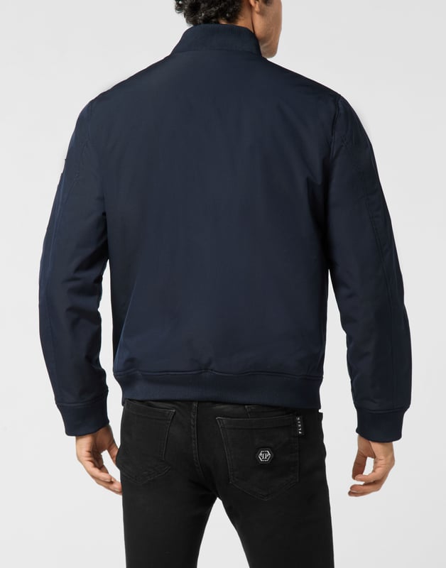 Diese Bomberjacke ist ein elegantes Essential für die Übergangszeit und besticht durch klare Linien und urbane Präzision. Stylen Sie sie über einem Hoodie und einer Jeans für eine scharfe Streetwear-Kombination oder kombinieren Sie sie mit einer maßgeschneiderten Hose für einen raffinierten Kontrast.   Minimalistische Silhouette mit charakteristischem Hexagon-Logo-Detail   Gerippte Abschlüsse verbessern Struktur und Komfort   Ärmeltasche mit Reißverschluss fügt einen funktionellen Vorteil hinzu   Leichte Konstruktion ideal für saisonale Schichten   Vielseitiges Teil für lässige und gehobene Straßenlooks