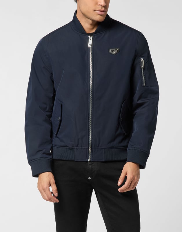 Diese Bomberjacke ist ein elegantes Essential für die Übergangszeit und besticht durch klare Linien und urbane Präzision. Stylen Sie sie über einem Hoodie und einer Jeans für eine scharfe Streetwear-Kombination oder kombinieren Sie sie mit einer maßgeschneiderten Hose für einen raffinierten Kontrast.   Minimalistische Silhouette mit charakteristischem Hexagon-Logo-Detail   Gerippte Abschlüsse verbessern Struktur und Komfort   Ärmeltasche mit Reißverschluss fügt einen funktionellen Vorteil hinzu   Leichte Konstruktion ideal für saisonale Schichten   Vielseitiges Teil für lässige und gehobene Straßenlooks