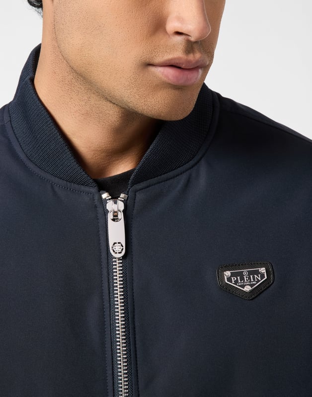 Diese Bomberjacke ist ein elegantes Essential für die Übergangszeit und besticht durch klare Linien und urbane Präzision. Stylen Sie sie über einem Hoodie und einer Jeans für eine scharfe Streetwear-Kombination oder kombinieren Sie sie mit einer maßgeschneiderten Hose für einen raffinierten Kontrast.   Minimalistische Silhouette mit charakteristischem Hexagon-Logo-Detail   Gerippte Abschlüsse verbessern Struktur und Komfort   Ärmeltasche mit Reißverschluss fügt einen funktionellen Vorteil hinzu   Leichte Konstruktion ideal für saisonale Schichten   Vielseitiges Teil für lässige und gehobene Straßenlooks