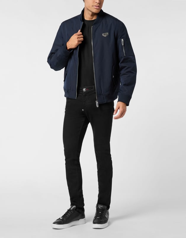 Diese Bomberjacke ist ein elegantes Essential für die Übergangszeit und besticht durch klare Linien und urbane Präzision. Stylen Sie sie über einem Hoodie und einer Jeans für eine scharfe Streetwear-Kombination oder kombinieren Sie sie mit einer maßgeschneiderten Hose für einen raffinierten Kontrast.   Minimalistische Silhouette mit charakteristischem Hexagon-Logo-Detail   Gerippte Abschlüsse verbessern Struktur und Komfort   Ärmeltasche mit Reißverschluss fügt einen funktionellen Vorteil hinzu   Leichte Konstruktion ideal für saisonale Schichten   Vielseitiges Teil für lässige und gehobene Straßenlooks